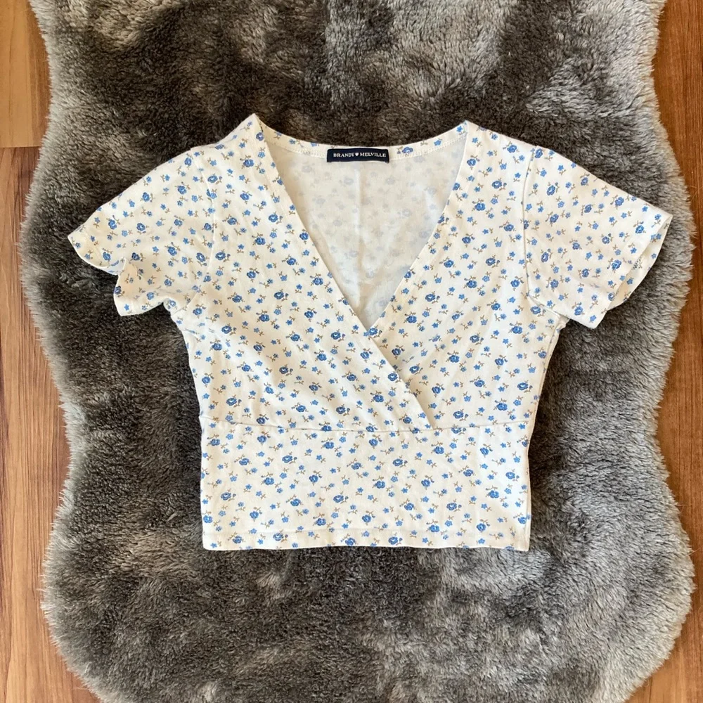 Brandy Melville blue floral amara top - Picture 2 of 6